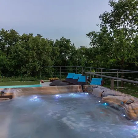 Cozy Limone With Private Pool And Jacuzzi Near Pula 빌라 *