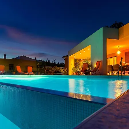 Cozy Limone With Private Pool And Jacuzzi Near Pula 빌라 *