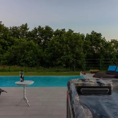Cozy Limone With Private Pool And Jacuzzi Near Pula