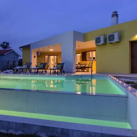 Cozy Limone With Private Pool And Jacuzzi Near Pula 빌라 *