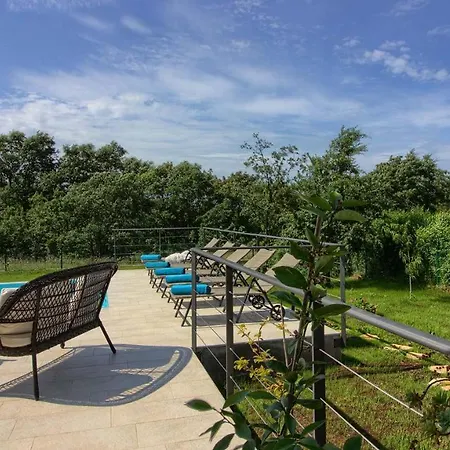 Cozy Limone With Private Pool And Jacuzzi Near Pula 빌라