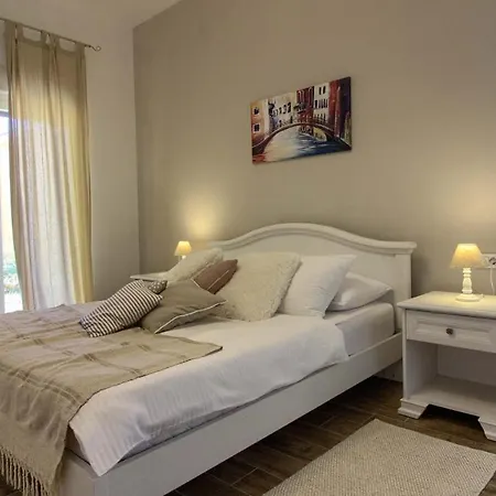 Cozy Limone With Private Pool And Jacuzzi Near Pula Villa