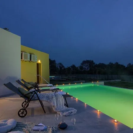 Cozy Limone With Private Pool And Jacuzzi Near Pula Svetvinčenat