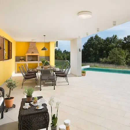 Cozy Limone With Private Pool And Jacuzzi Near Pula Svetvinčenat