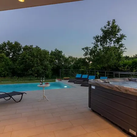 Villa Cozy Limone With Private Pool And Jacuzzi Near Pula Svetvincenat