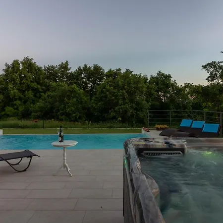 Villa Cozy Limone With Private Pool And Jacuzzi Near Pula Svetvincenat