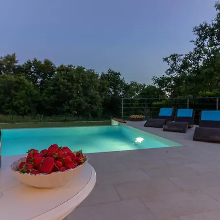Cozy Limone With Private Pool And Jacuzzi Near Pula Villa
