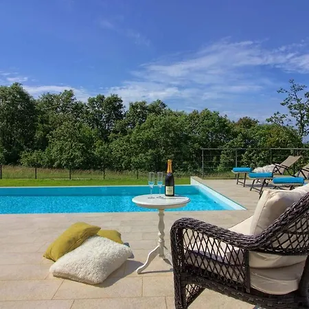 Villa Cozy Limone With Private Pool And Jacuzzi Near Pula