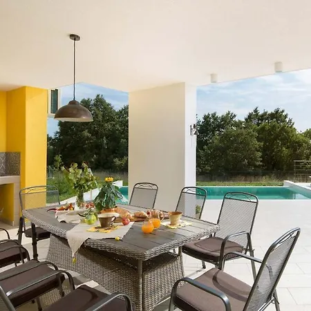 Cozy Limone With Private Pool&jacuzzi Near Pula *