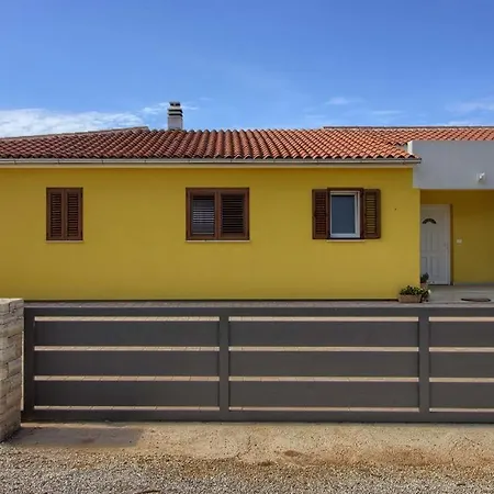 Cozy Limone With Private Pool And Jacuzzi Near Pula