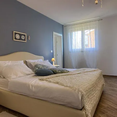 Cozy Limone With Private Pool And Jacuzzi Near Pula Svetvincenat