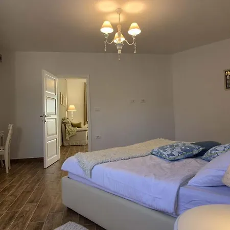 Villa Cozy Limone With Private Pool&jacuzzi Near Pula Svetvinčenat