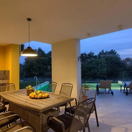 Cozy Limone With Private Pool And Jacuzzi Near Pula Villa Svetvinčenat